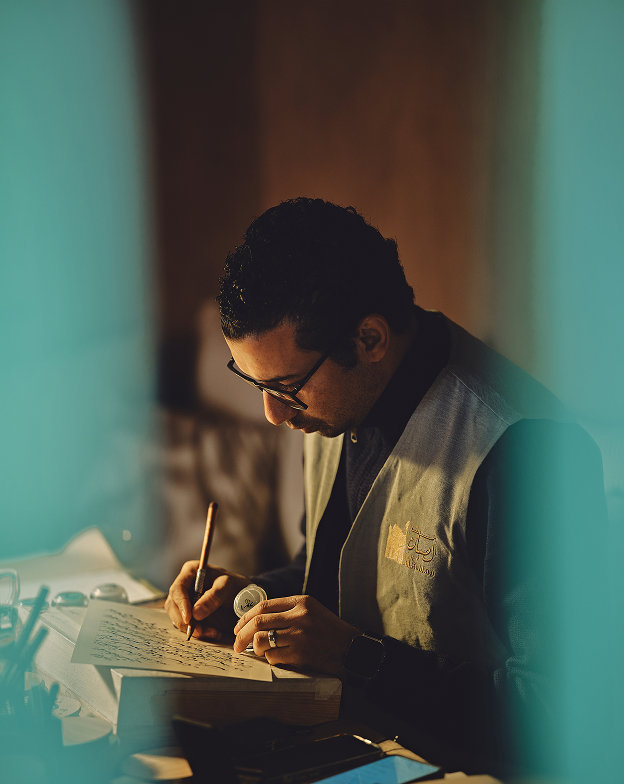 Celebratory dining table with refined styling